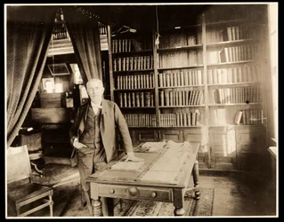 Thomas Edison in seiner Bibliothek, 1904